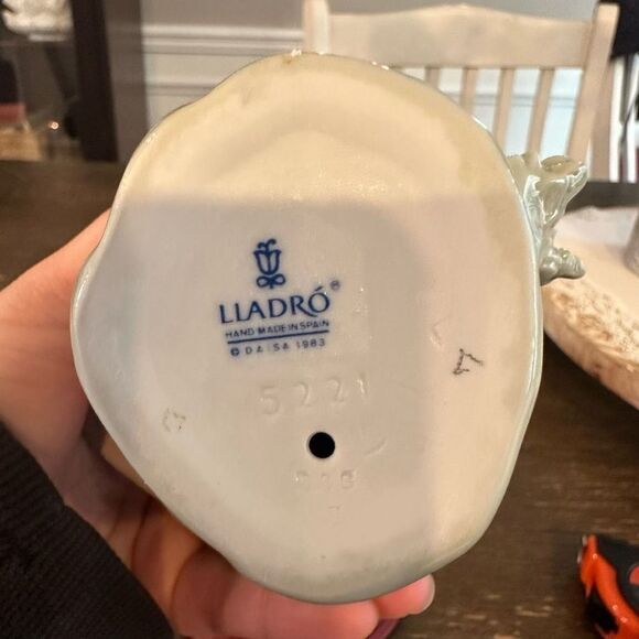 Lladro "Sweet Scent" #5221 Girl with Flower Basket Porcelain Figurine Daisa 1983 - Picture 7 of 8